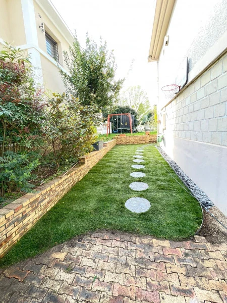 Aménagement paysager et maçonnerie paysagère dans un petit jardin de ville  